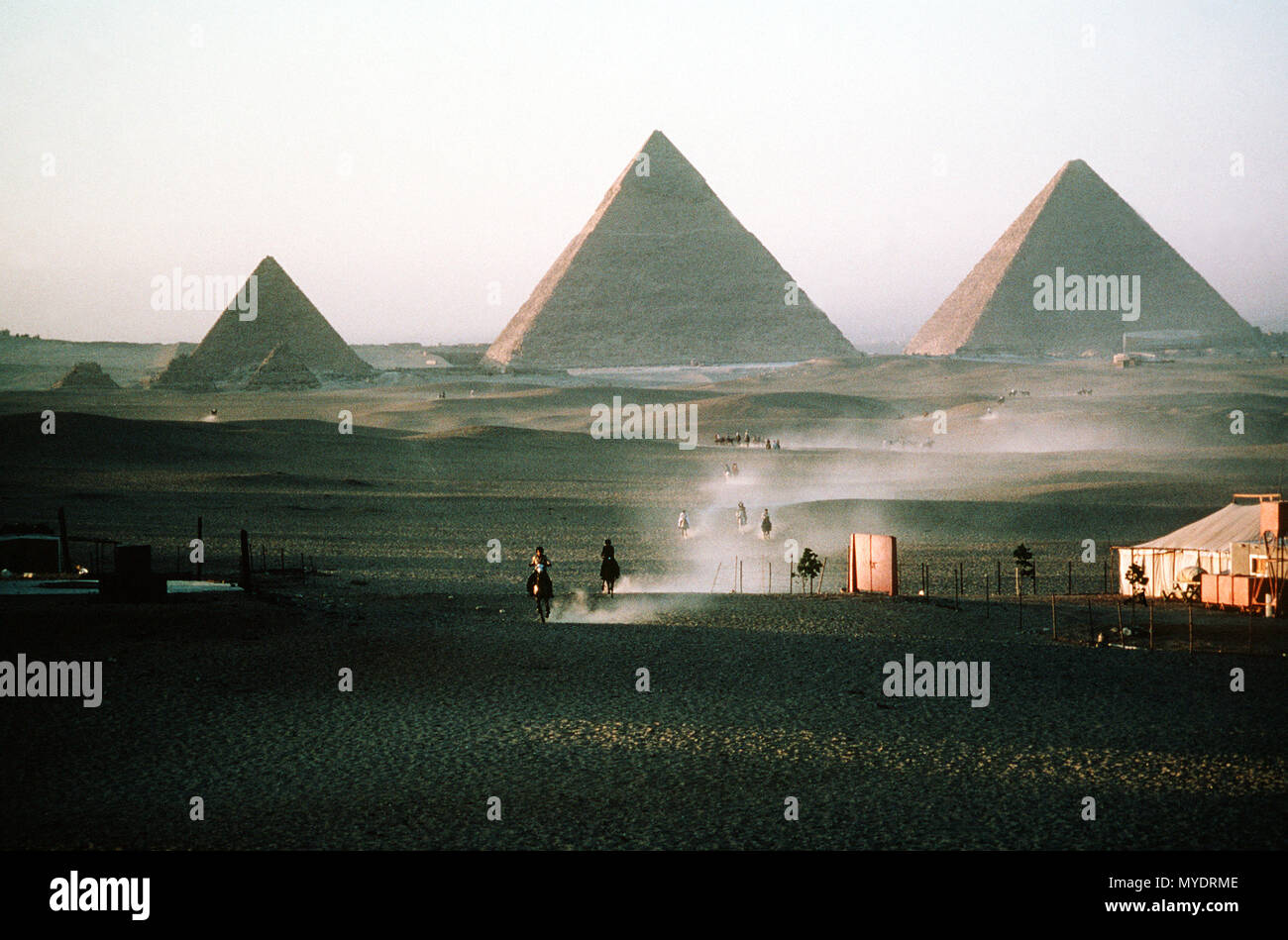 Les cavaliers de la poussière qu'ils kick ride pour les grandes pyramides près du Caire, Égypte. Date exacte Shot inconnu. Banque D'Images