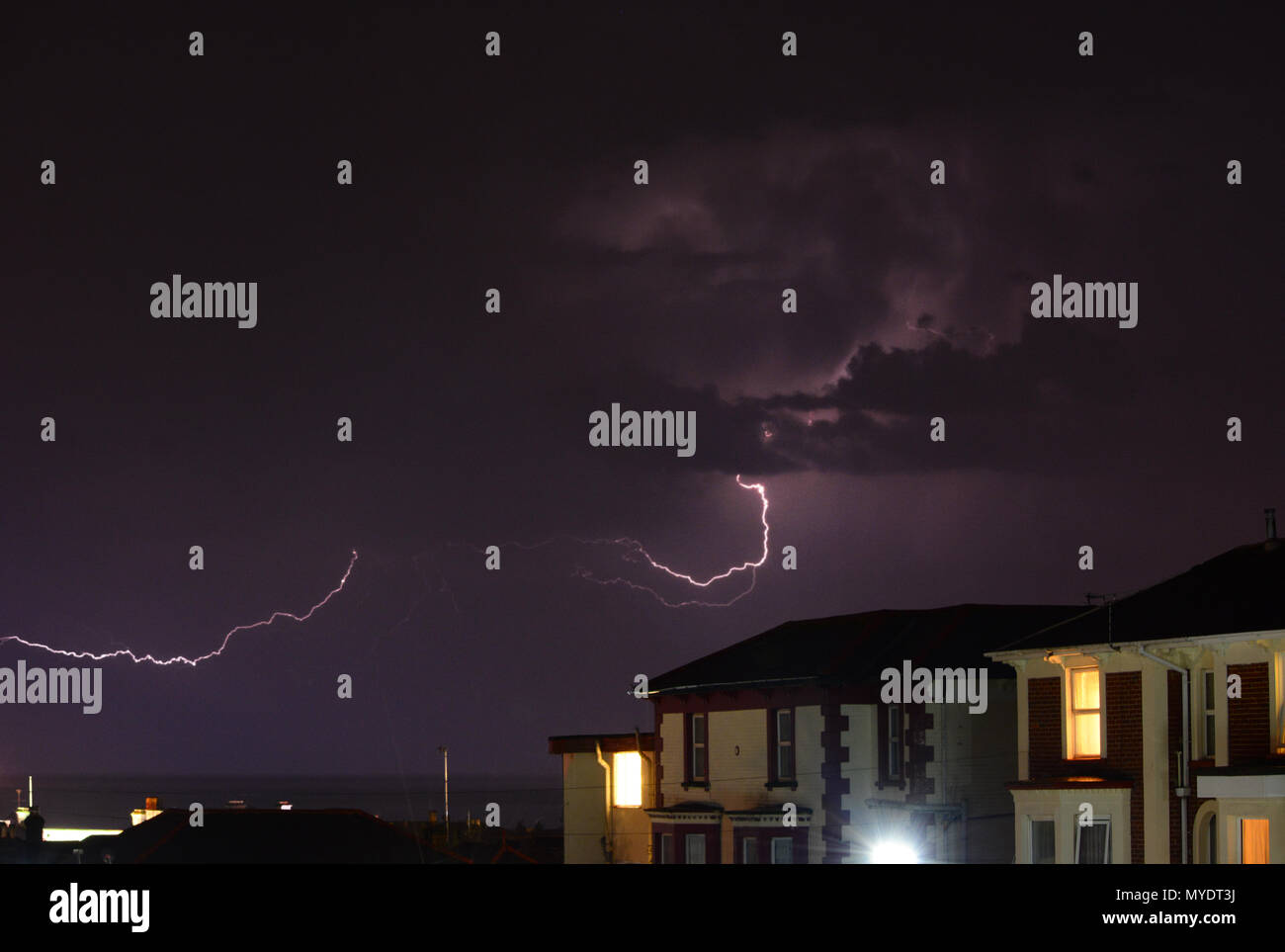 Orage sur la baie de Sandown à maisons sur l'île de Wight. Banque D'Images