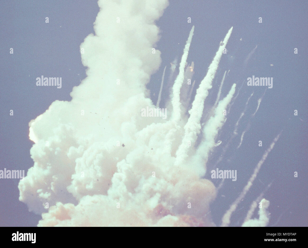 Explosion de Challenger - précipités hors de la conflagration à 78 secondes sont l'aile gauche du Challenger, moteurs principaux (encore) propergol résiduel et l'avant du fuselage (cabines de l'équipage). Banque D'Images