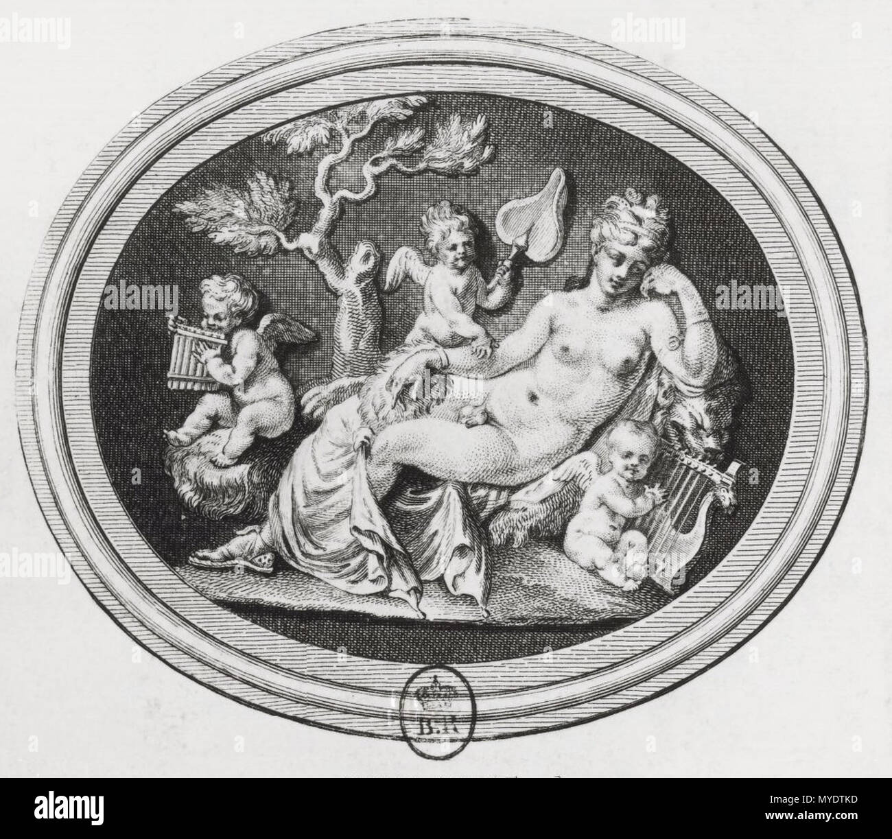 . Italiano : Ermafrodito di Incisione reclinabili su una pelle di leone, con amorini che suonano strumenti musicali. Da un cameo romana. English : Gravure d'hermaphrodisme inclinables sur une peau de lion, avec des amours jouant des instruments de musique. D'un camée romaine antique. Anglais : Une gravure de Hermaphroditus couchée sur une peau de lion, avec cupids jouant des instruments de musique. Une copie d'un caméo. 19e 20i al secolo. Albert de Mirimonde 166 Ermafrodito amorini e Banque D'Images