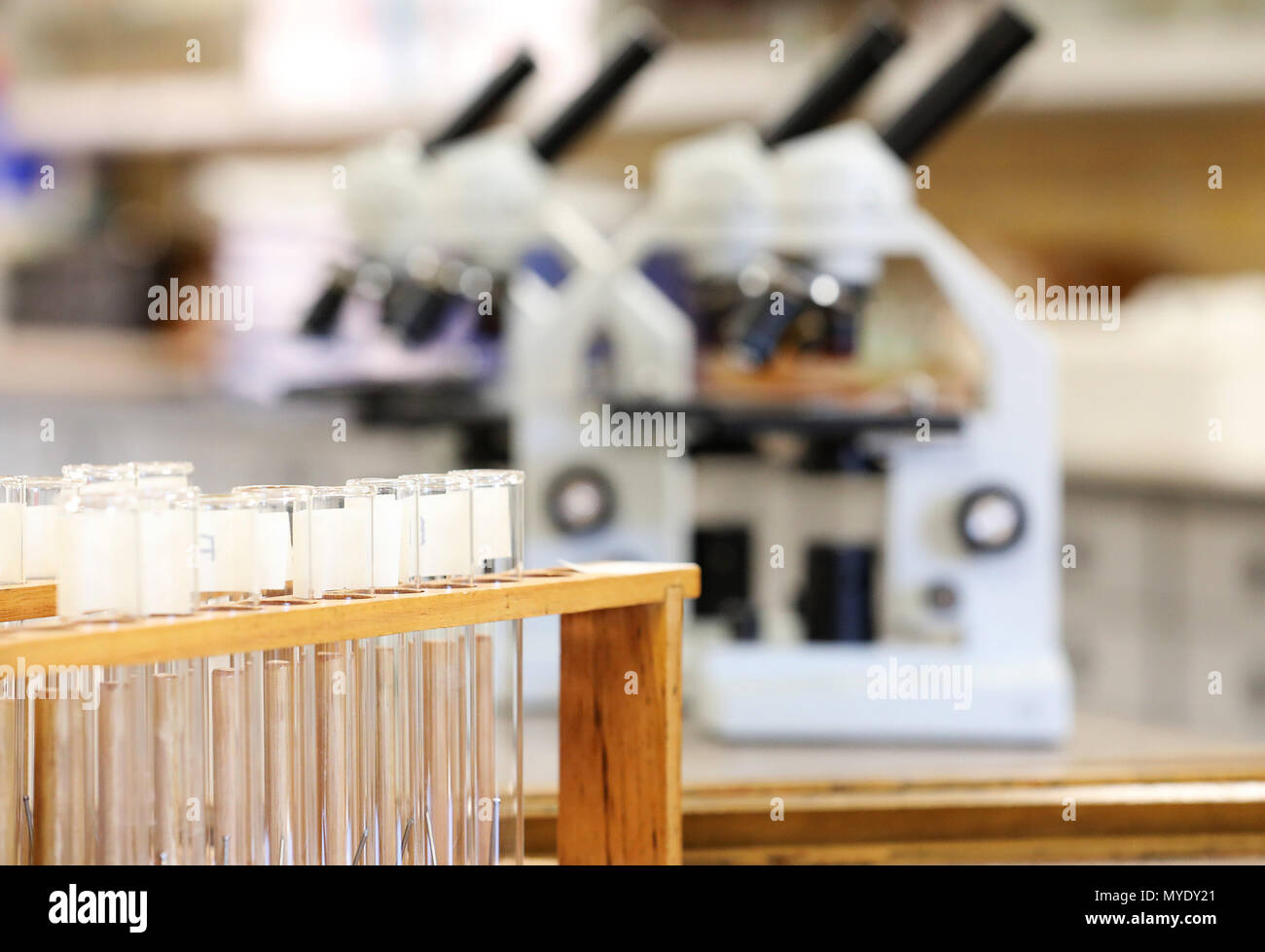 Scientifique science related images Affichage des microscopes électroniques et des tubes à essai dans un laboratoire ou cellier. L'éducation médicale et de recherche solide Banque D'Images