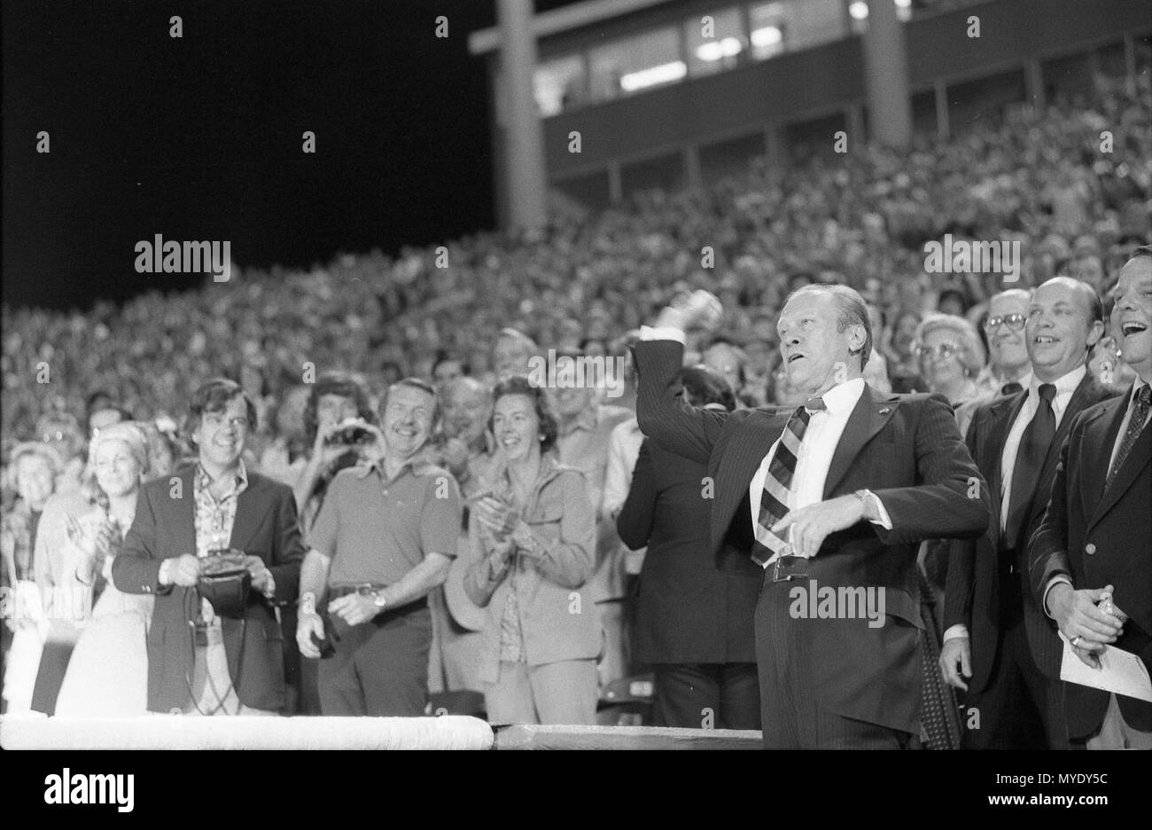 1976, 9 avril - Arlington, Texas - Gerald R. Ford, Brad Corbett, O'Donnell, Dan O'Brien, le sénateur John Tower (R-TX), le Service secret, l'auditoire - Ford lance en premier pitch - Voyage à New York- Assistant à Texas Rangers v Twins du Minnesota de la journée d'ouverture d'un match de baseball Banque D'Images