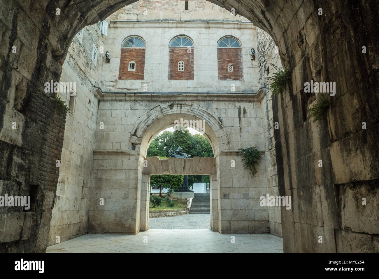 Vestiges de la muraille du palais de Dioclétien à Split qui fait maintenant partie de la vieille ville. Dioclétien était un empereur romain de 284 à 305 Ma. Banque D'Images
