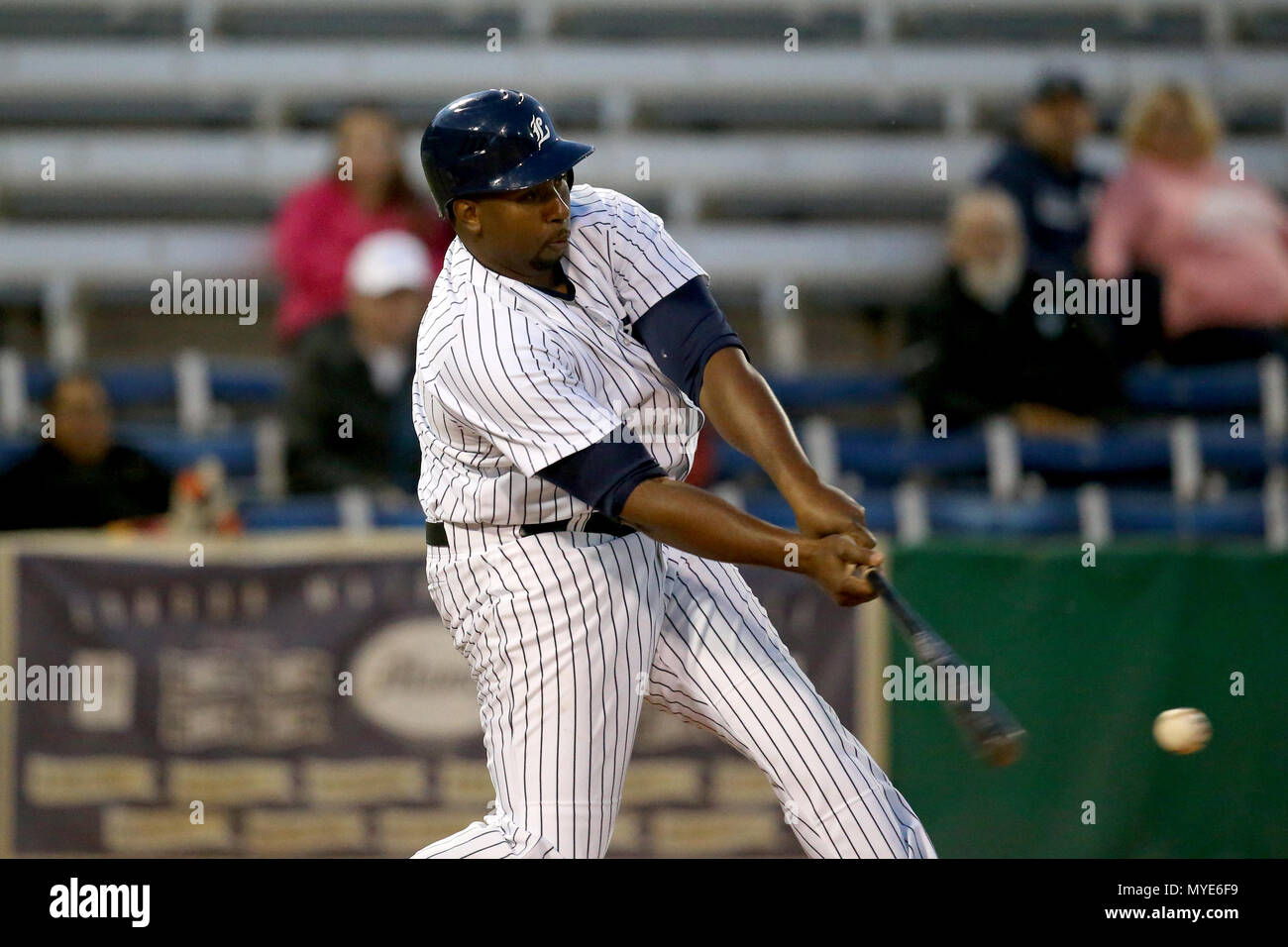 London, Ontario, Canada. 6 juin, 2018. Avec un plan de la bat Cleveland brownlee (35) pourrait lier les tous les temps home run record pour la London Majors avec 68 homeruns en saison régulière. Aujourd'Cleveland frapper la balle en profondeur pour la clôture, mais il sauta par dessus le mur pour une règle de double. La London Majors battre les cardinaux Hamilton 6-1 chez Labatt Park et prolonger leur série de victoires à 6 parties. Cleveland Brownlee (35) swngs les clôtures pour essayer de lier le temps Londres tous les Majors régulière saison record homerun. Luc Durda/Alamy live news Banque D'Images