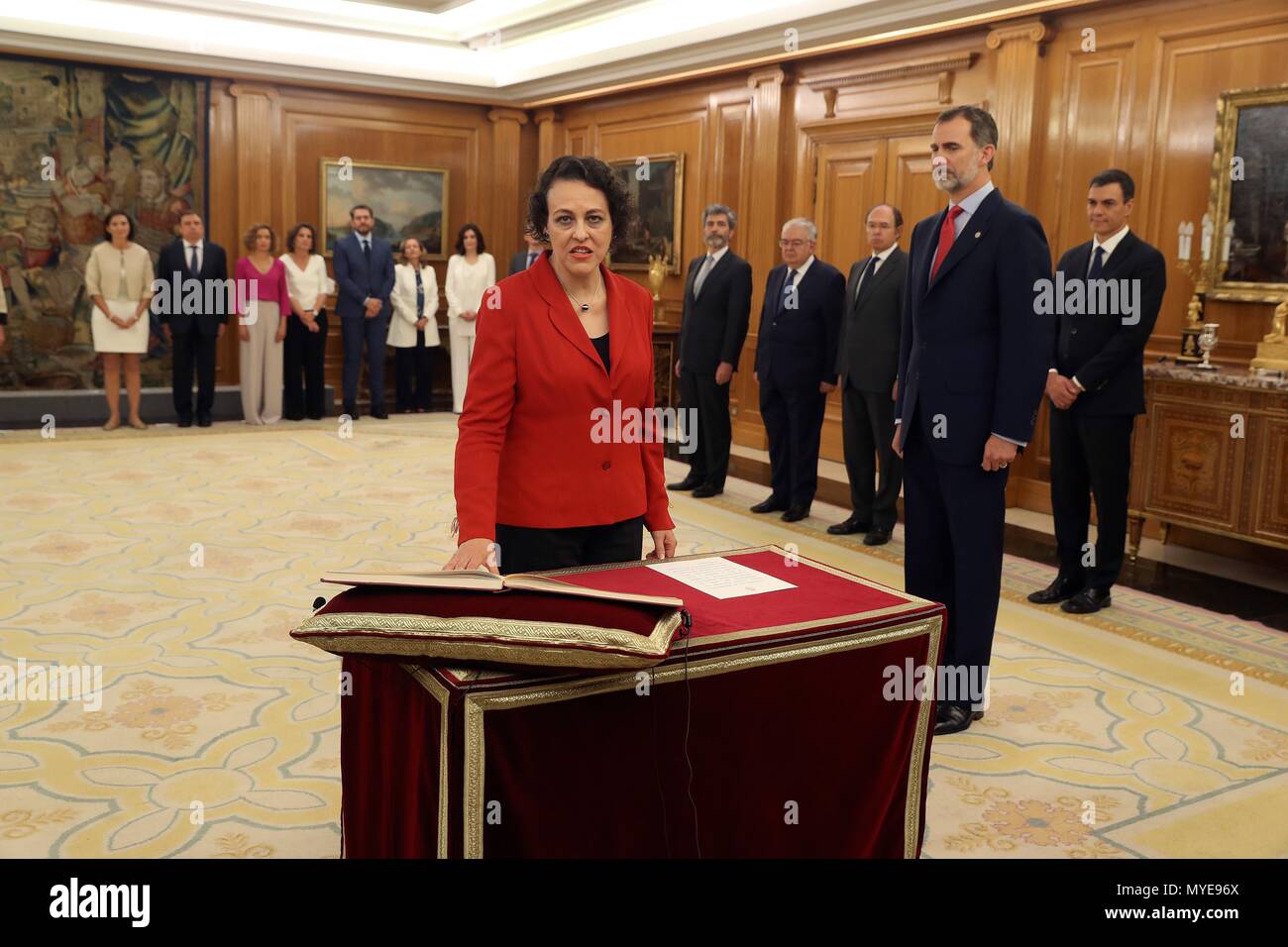 GRAF4917. MADRID (España), 07/06/2018.- La ministra de Trabajo Magdalena Valerio, promete su cargo ante el Rey Felipe Felipe VI (2d), y el Presidente del gobierno Pedro Sánchez (d), esta Mañana en el Palacio de la Zarzuela, en Madrid.- EFE/J.J. Guillén***EXTÉRIEURE*** Le nouveau gouvernement espagnol pendant le serment de leurs nouvelles charges 66/cordon press Banque D'Images