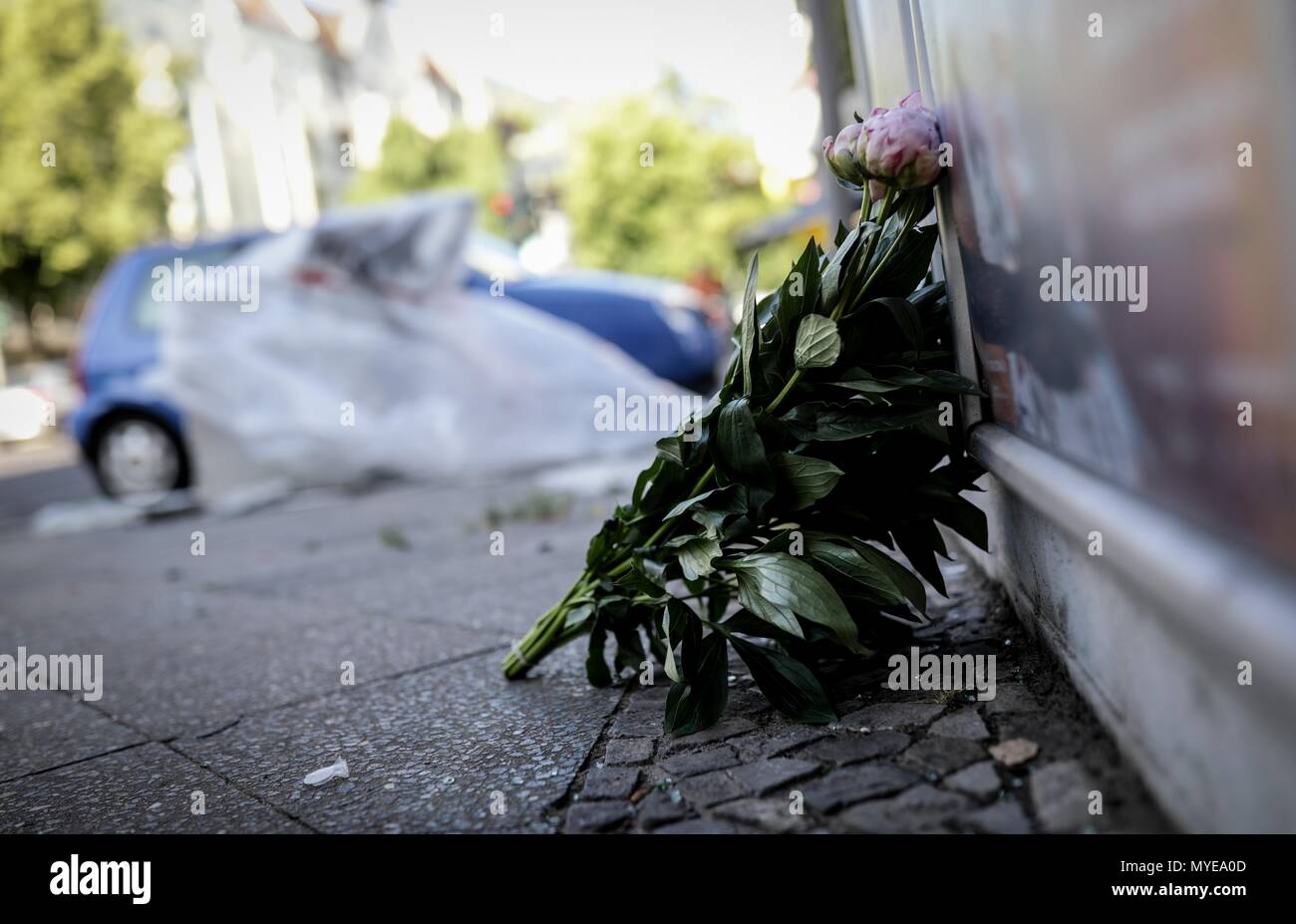 7 juin 2018, Berlin, Allemagne : UN bouqet de fleurs est déposé sur le site de l'accident. Une poursuite en voiture à la suite d'un vol qualifié a causé un accident avec grevious six blessés et un mort. Un cycliste a été tué selon fire département informations. 60 Les pompiers étaient dans l'action, tandis que les piétons qui reçoivent des soins psychologiques d'urgence. Photo : Kay Nietfeld/dpa Banque D'Images