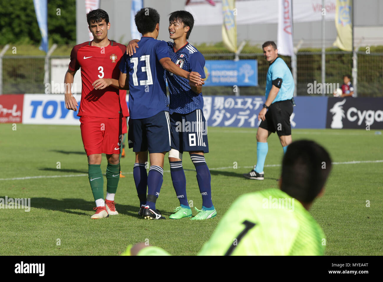 Ayase Ueda (JPN) célèbre avec son coéquipier Kaoru Mitoma # 8 après avoir marqué le but gagnant de la pénalité dans le temps additionnel de la seconde moitié comme Romain Correia (POR) au cours de la 2018 Tournoi de Toulon match du groupe C entre l'U-21 Japon 3-2 U-19 Portugal à Stade Jules Ladoumegue de Vitrolles, France, le 31 mai 2018. (Photo de bla) Banque D'Images