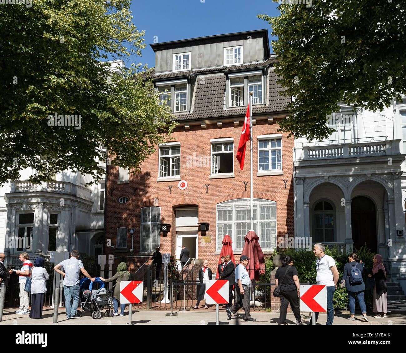 7 juin 2018, Hambourg, Allemagne : les gens se tiennent à l'extérieur du bâtiment du consulat général de Turquie. Turcs vivant en Allemagne peuvent voter pour les élections présidentielles et parlementaires du 7 au 19 juin. Photo : Markus Scholz/dpa Banque D'Images