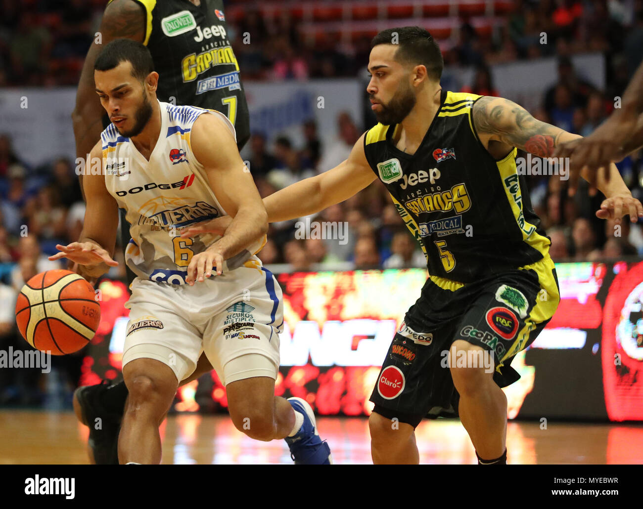 Guaynabo, Puerto Rico. , . Coliseo Mario Quijote Morales. Juego de  Baloncesto Superior Nacional (BSN) entre los Vaqueros de BayamÃƒÂ³n y los  Capitanes de Arecibo. En GonzÃƒÂ¡la foto Javier López de los