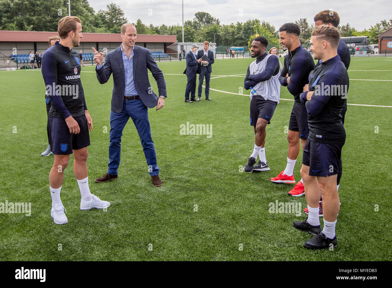 Leeds, Grande-Bretagne. 7 juin, 2018. Le Prince William (2e L) répond à l'équipe de football de l'Angleterre à West Riding County Football Association qui se préparent à la Coupe du Monde FIFA 2018 à Leeds, Grande-Bretagne le 7 juin 2018. L'Angleterre squad est la formation avant leur match d'échauffement avec le Costa Rica à Elland Road, Leeds jeudi soir. Credit : Piscine/Xinhua/Alamy Live News Banque D'Images