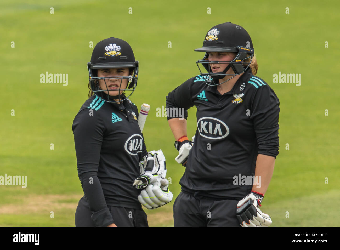 Londres, Royaume-Uni. 7 juin, 2018. Hannah Jones et Smith pour Surrey Bryony au bâton contre les femmes autochtones à l'XI l'Ovale. Le jeu a été l'occasion de la célébration des 150 ans depuis la première tournée en Angleterre cricket autochtones. Il s'agit de la toute première tournée femmes autochtones à l'Angleterre. David Rowe/ Alamy Live News Banque D'Images