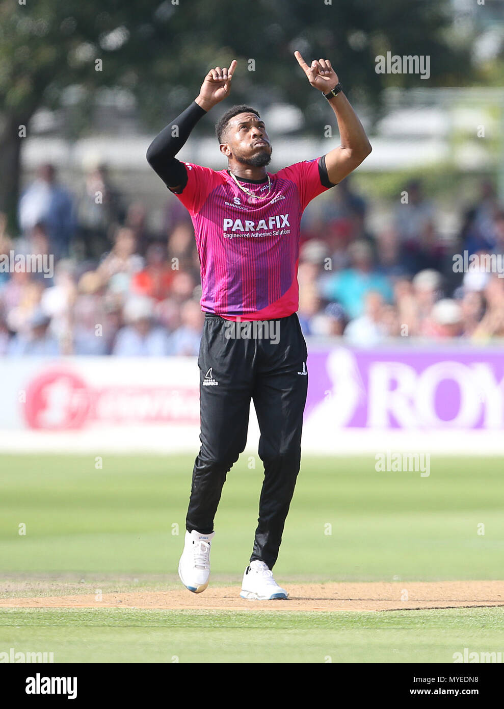 Hove, Royaume-Uni. Jun 7, 2018. Jofra Archer de Sussex célèbre en tenant le wicket de Michael Nesser de l'Australie au cours de la tournée entre Sussex v l'Australie à la 1ère place, comté de Centrale Paris le 7 juin 2018, dans le Sussex, Angleterre. Utilisez uniquement la rédaction Crédit : Paul Terry Photo/Alamy Live News Banque D'Images