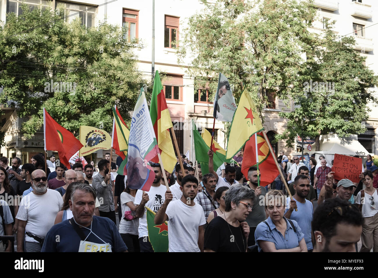 Vu les Kurdes et le Kurdistan holding banner drapeaux pendant la démonstration. Des centaines de personnes ont pris part à une manifestation à la demande de la journaliste kurde Turgut Kayas qui est actuellement en détention par le gouvernement turc. Les manifestants exigent la libération immédiate de Turgut Kayas. Banque D'Images