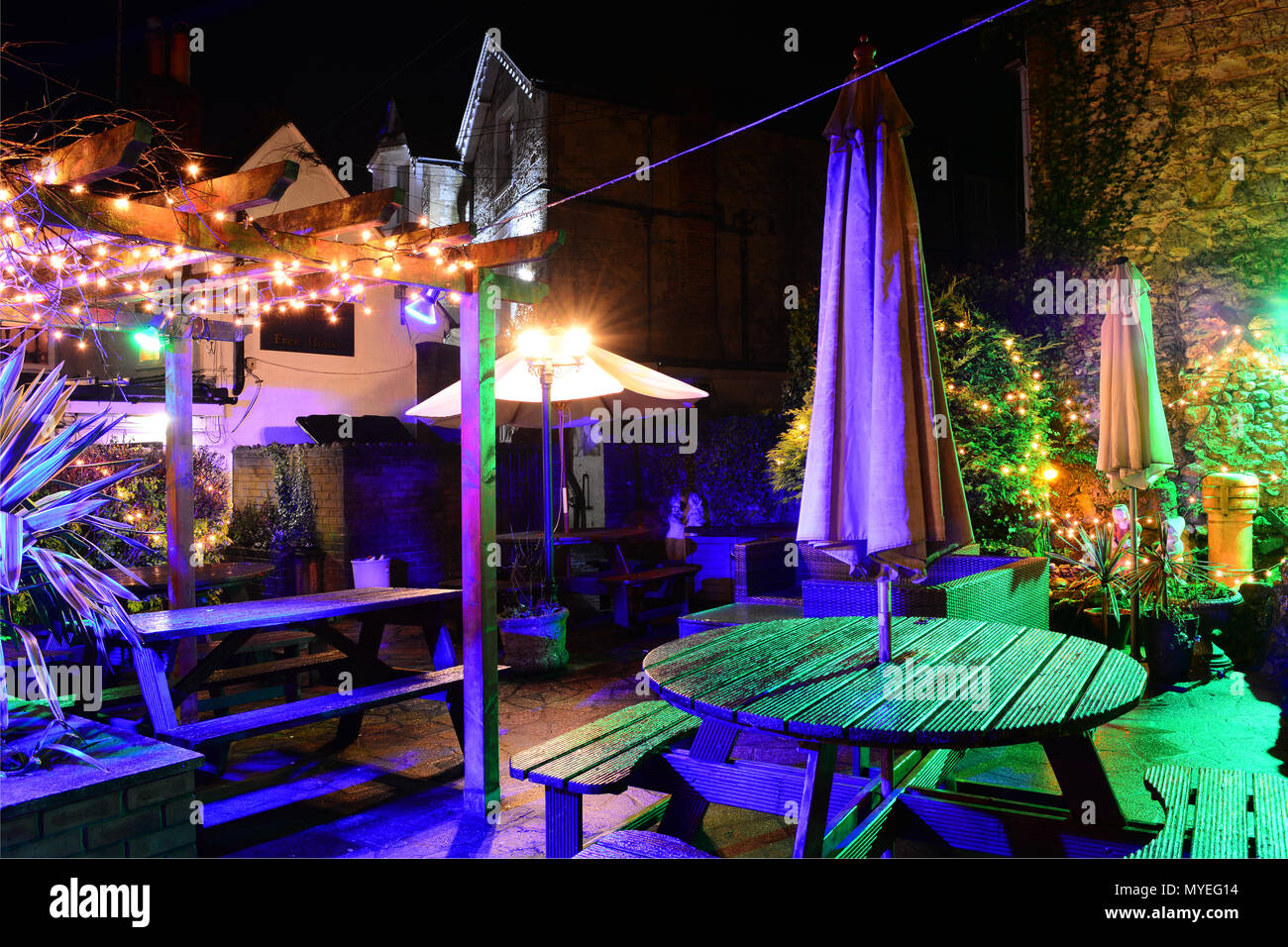 Le jardin illuminé au Village Inn, vieux village de Shanklin, sur l'île de Wight, ressemble enchanteresse la nuit après la pluie. Banque D'Images