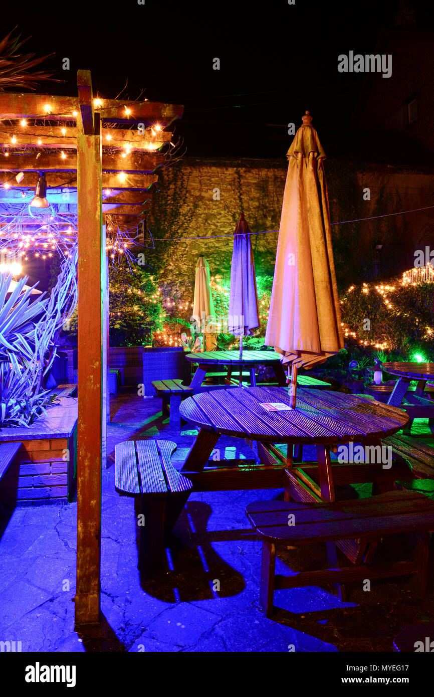 Le jardin illuminé au Village Inn, vieux village de Shanklin, sur l'île de Wight, ressemble enchanteresse la nuit après la pluie. Banque D'Images