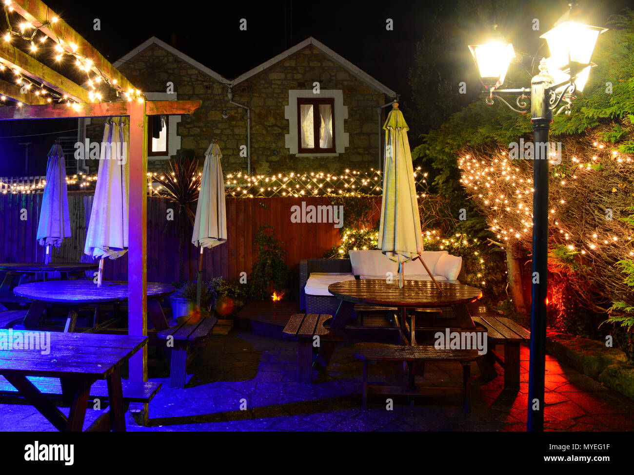 Le jardin illuminé au Village Inn, vieux village de Shanklin, sur l'île de Wight, ressemble enchanteresse la nuit après la pluie. Banque D'Images