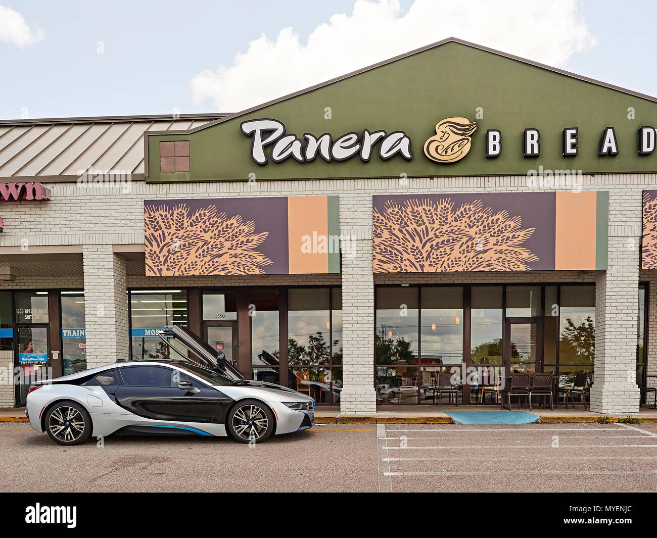 La BMW i8 hybride électrique de luxe super plug-in voiture garée en face de Panera Bread de Opelika Alabama, Etats-Unis. Banque D'Images