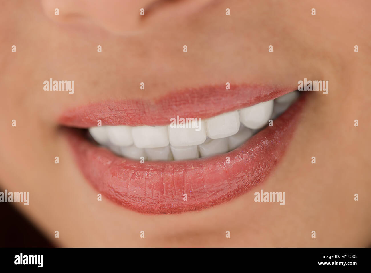 Close up de la femme sourire avec des dents blanches Banque D'Images
