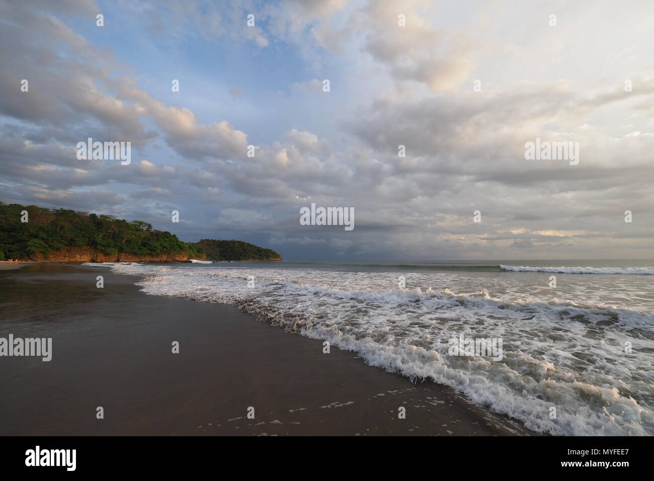 Coucher du soleil sur la Playa El Coco sur la côte Pacifique du Nicaragua. Banque D'Images