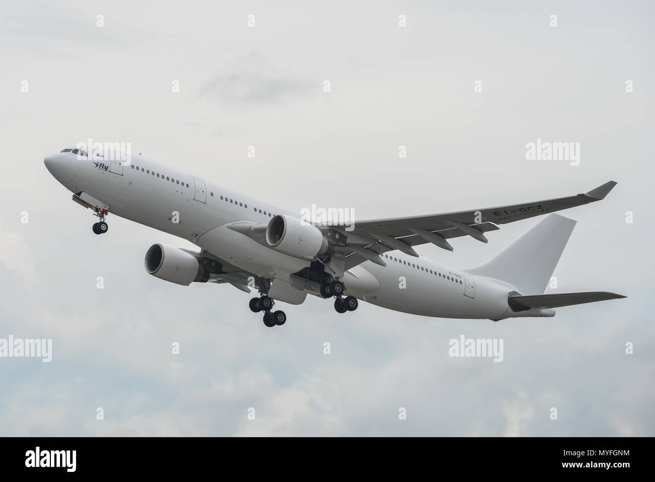 Phuket, Thaïlande - Apr 25, 2018. Un Airbus A330-200 d'avion iFly Airlines le décollage de l'Aéroport International de Phuket (HKT). Banque D'Images