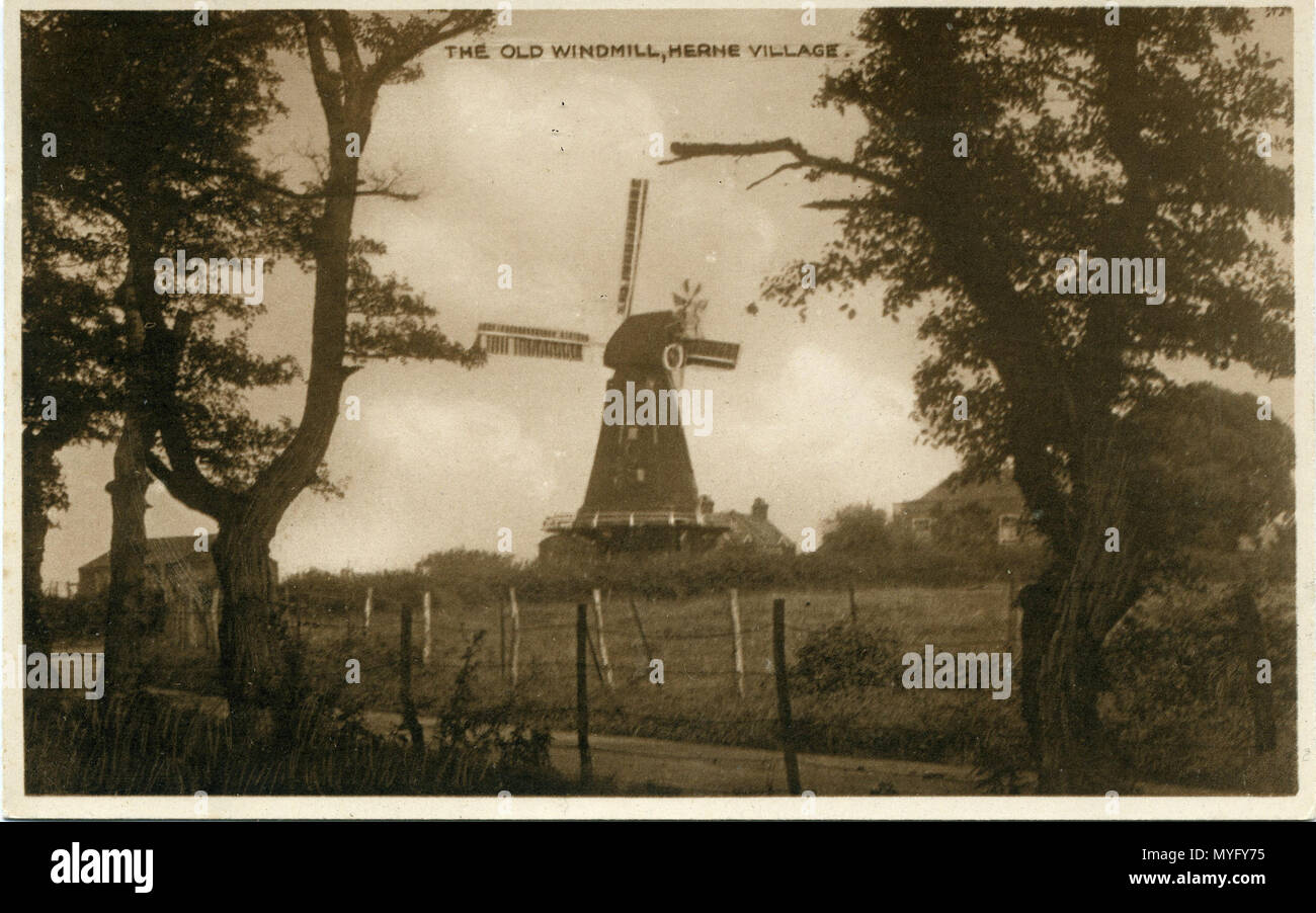 . Carte postale photo de Herne Mill à Herne, Kent, Angleterre. Le photographe a G H Freeman de 4une tour Parade, Herne Bay, Kent. Le photographe Fred C Palmer a vendu son Studio Tour autour de 1920-1922, de sorte que ce photographe peut être son successeur. Cette impression a assombri avec l'âge, mais il ne serait pas approprié pour régler la luminosité car détail serait perdu. La carte postale fait partie des frontières de l'art originale. Il est suggéré que les modifications de cette image sera téléchargée en tant que fichier séparé. Points d'intérêt l'usine est maintenant entouré par un lotissement. . Années 1920, cachet de la pas. G H Freeman 20 Banque D'Images