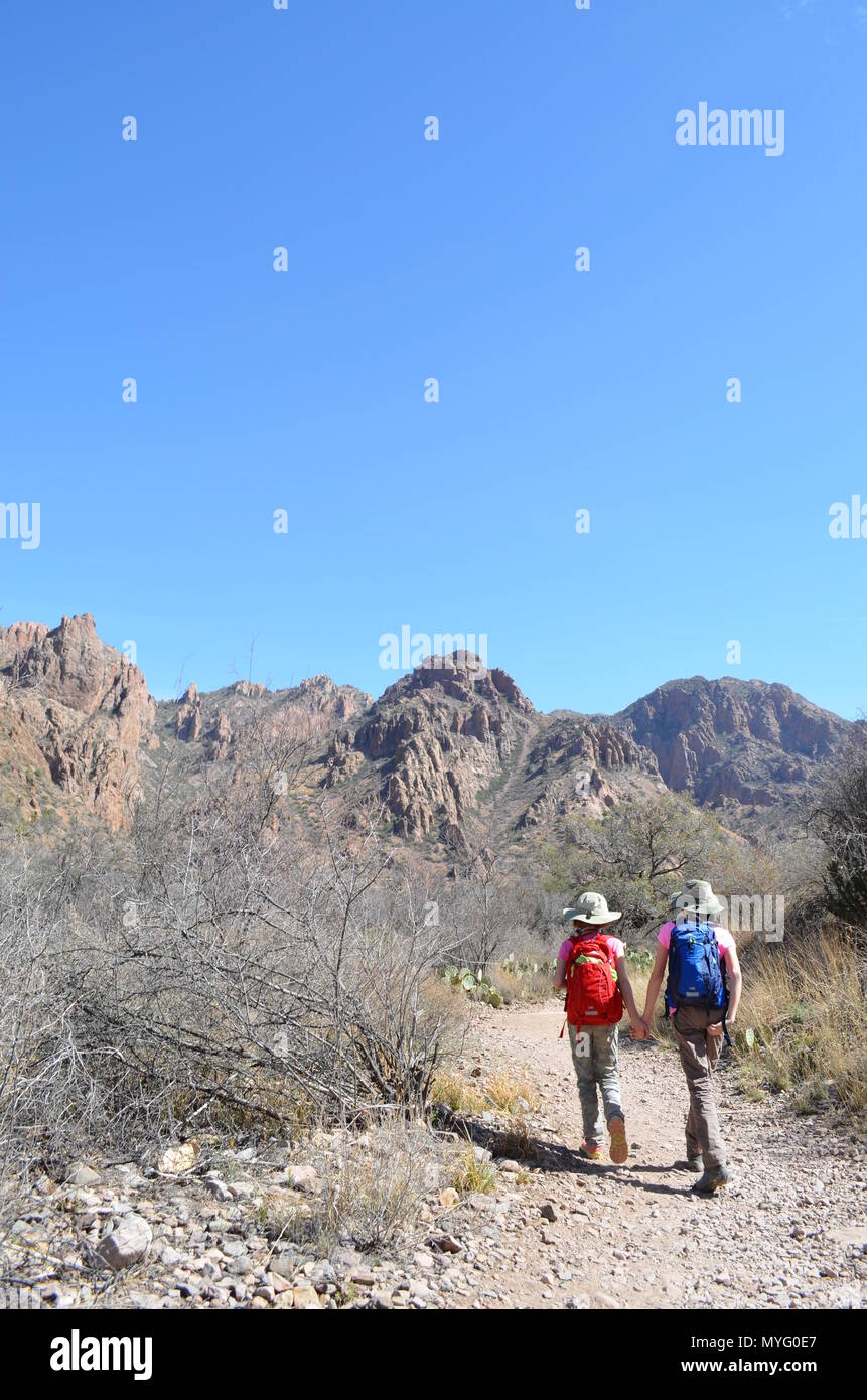 Two girls holding hands et randonnées dans la région de Big Bend State Park, Texas Banque D'Images