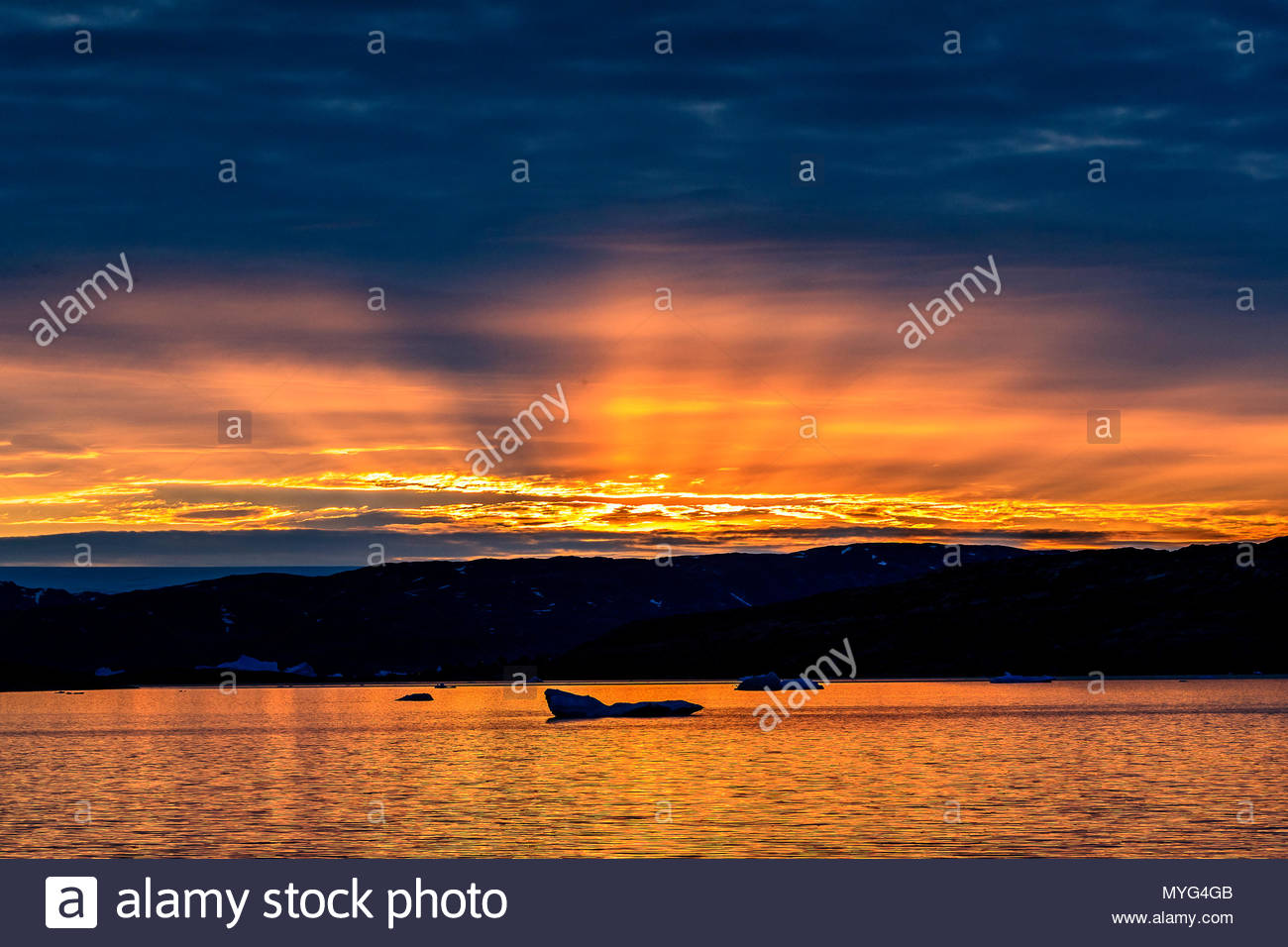 Coucher du soleil en Semerlik arctique Fjord. Banque D'Images