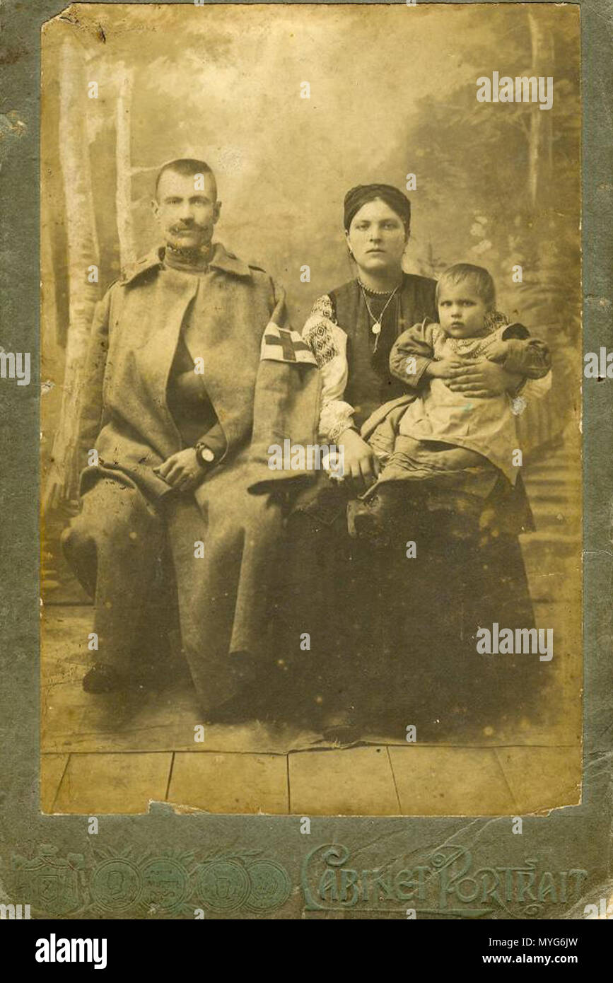 . Anglais : l'Mykhaylo et Eudoxie Goncharenko famille du village, Kniazhychi Chernigiv gouvernorat, empire russe (aujourd'hui Kiev oblast, Ukraine) . 1er janvier 1915. inconnu, 1913, année de l'empire russe Simja-Goncharenkiv Kniazhychi 488--1913 Banque D'Images