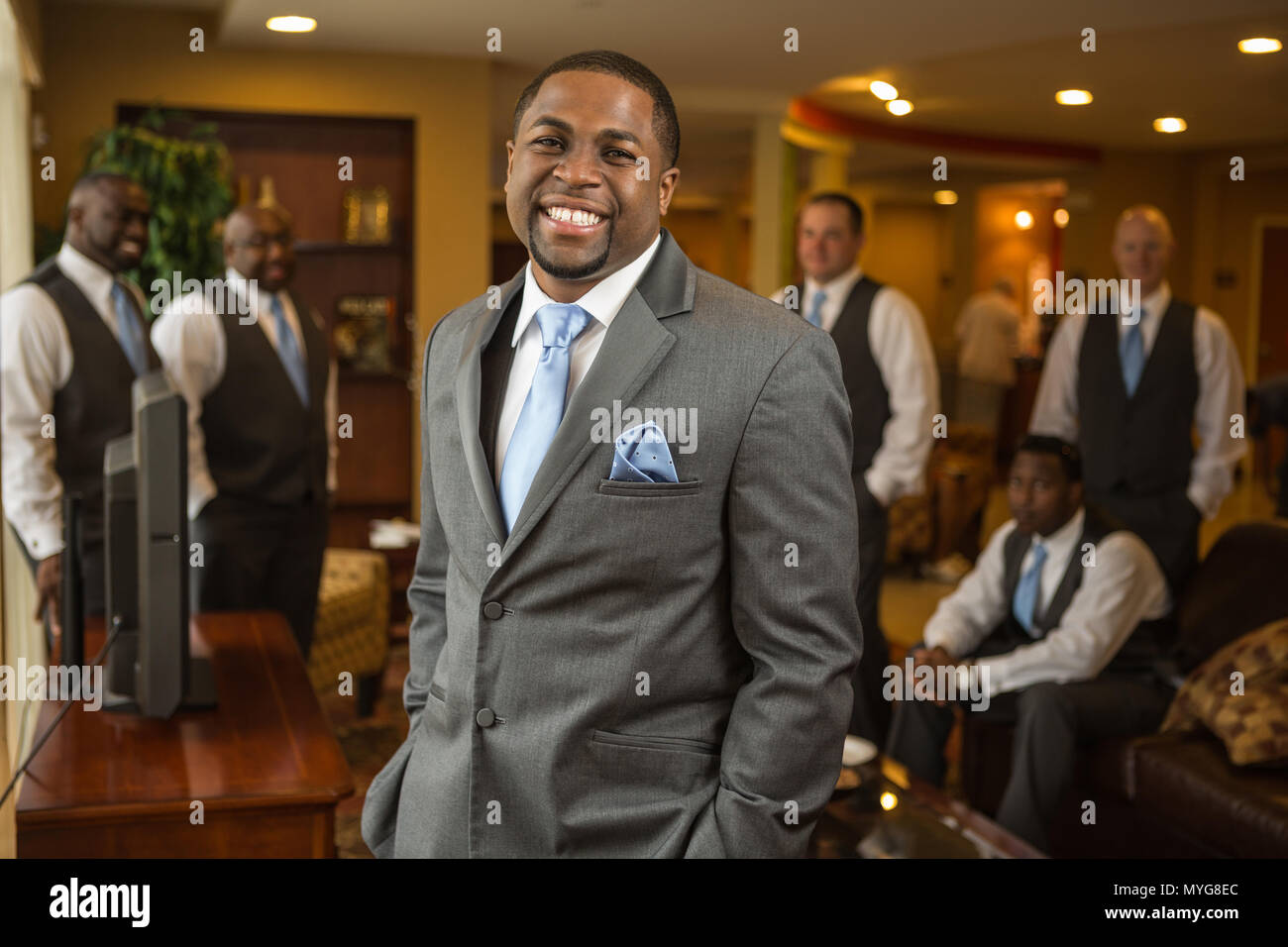 African American Man groom et garçons en souriant. Banque D'Images