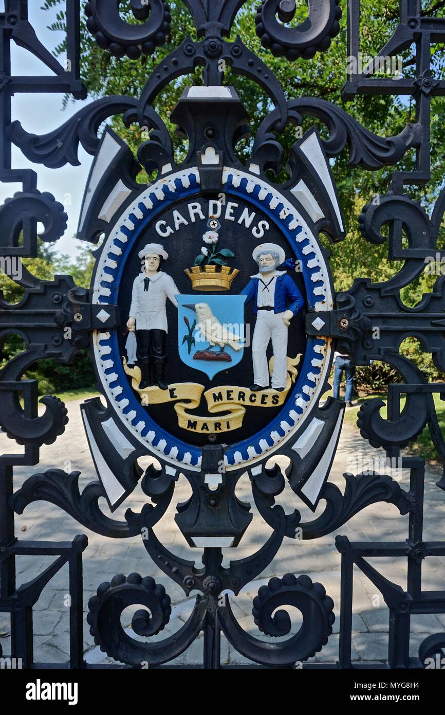 Halifax, Nouvelle-Écosse, Canada : emblème sur la porte principale en fer  forgé au Halifax Public Gardens. Traduction : "e merces mari" = "récompense  de la mer Photo Stock - Alamy