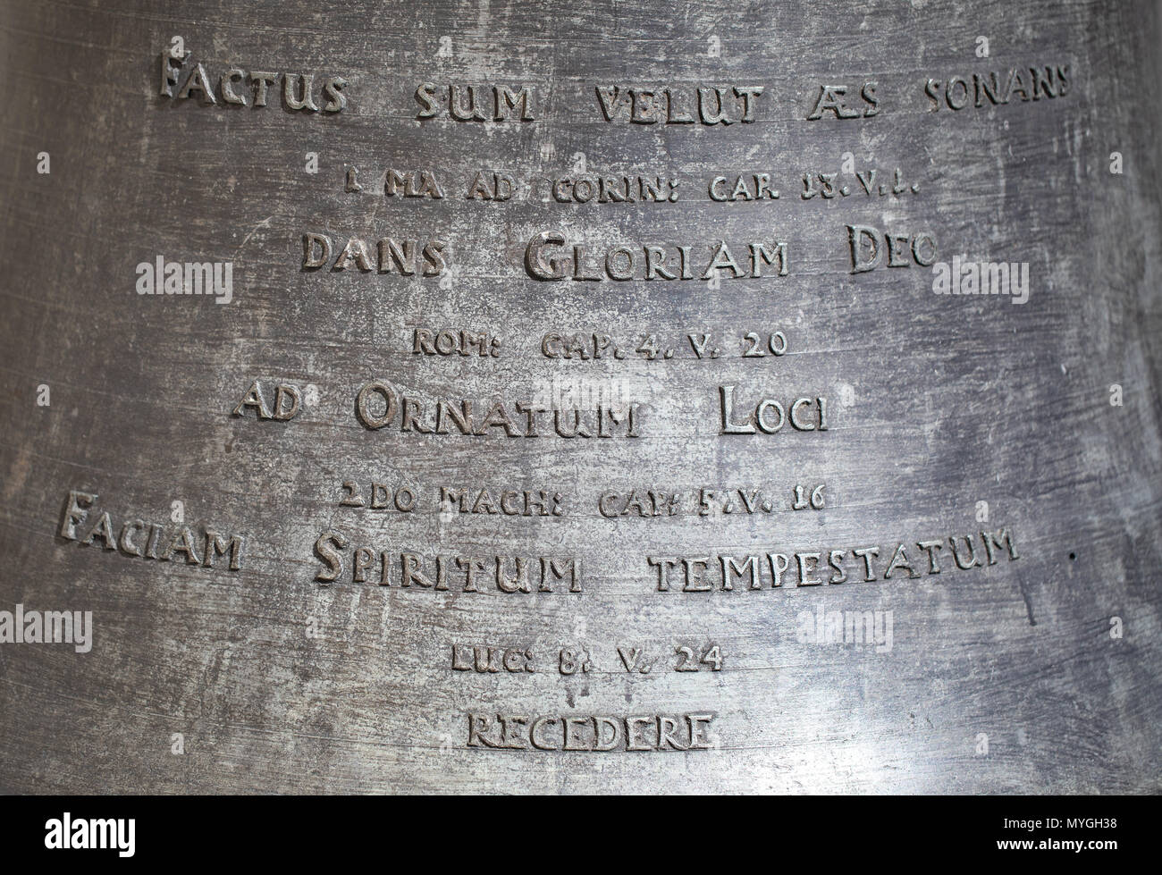 Inscription sur une cloche. Cathédrale de Gniezno, Pologne Banque D'Images