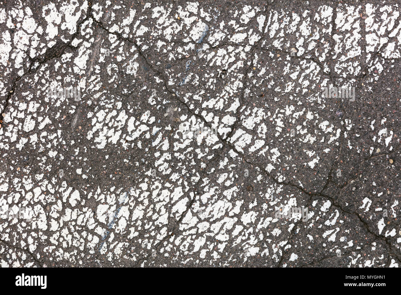 Vieille route blanche marquage sur surface d'asphalte gris. macro shot. abstract background Banque D'Images