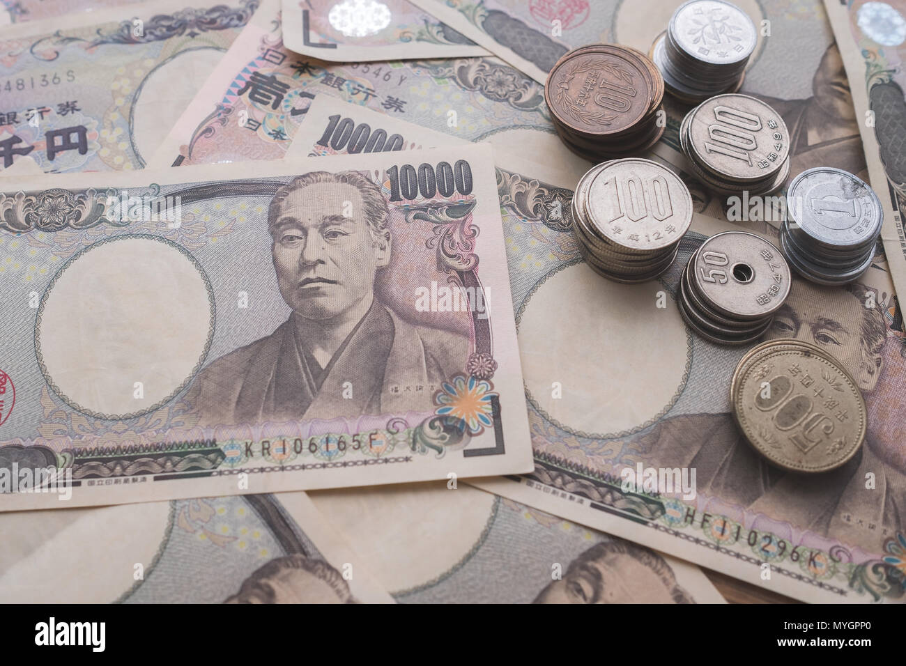 Yen japonais, billets de banque et pièces de monnaie sur la table Banque D'Images
