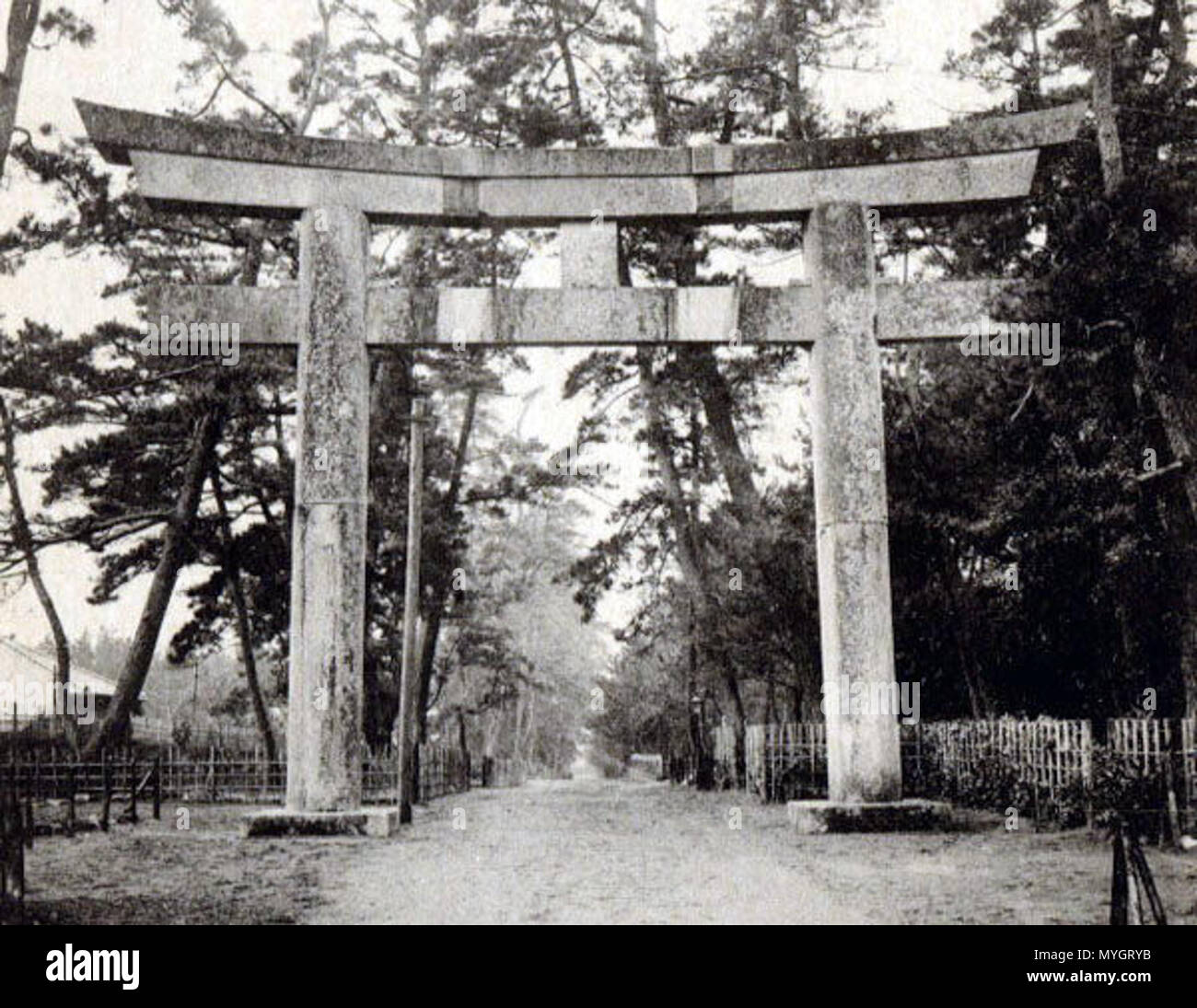 . Anglais : Hachiman-gū Tsurugaoka's Ichi no Torii. Il ne montre pas les dommages du grand séisme de 1923, de sorte que la photo doit avoir été prise avant cette date. 日本語 : 鶴岡八幡宮 一の鳥居 . 28 juin 2008. Inconnu 252 Ichinotorii Kamakura Banque D'Images