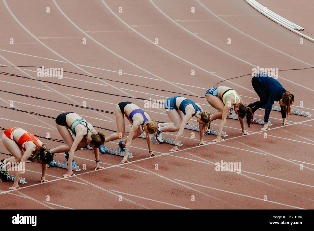 Commencer à 100 mètres féminin sprinters tournant lors du Championnat d'athlétisme de l'UrFO Banque D'Images