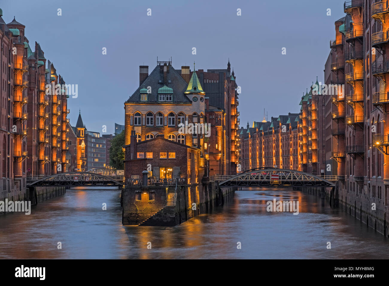Palais de l'eau Wasserschloss warehouse district Speicherstadt HafenCity Hamburg Allemagne Banque D'Images