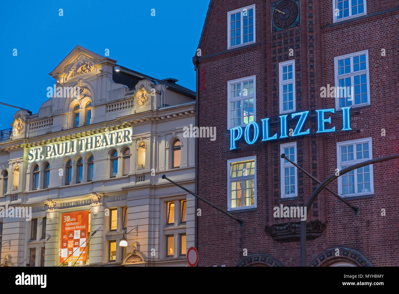 Théâtre St Pauli et commissariat de police de Reeperbahn Hambourg Allemagne Banque D'Images