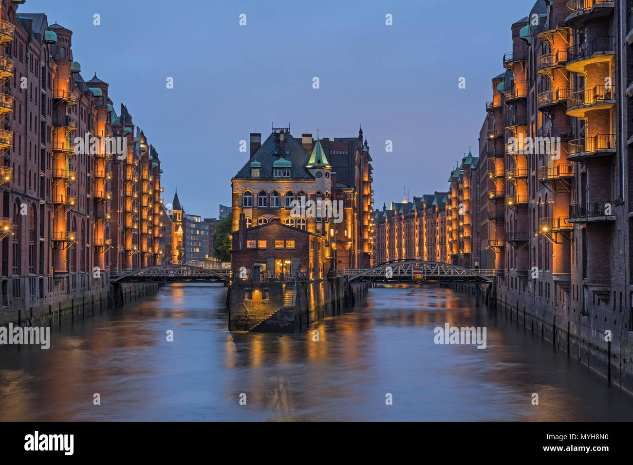 Palais de l'eau Wasserschloss warehouse district Speicherstadt HafenCity Hamburg Allemagne Banque D'Images
