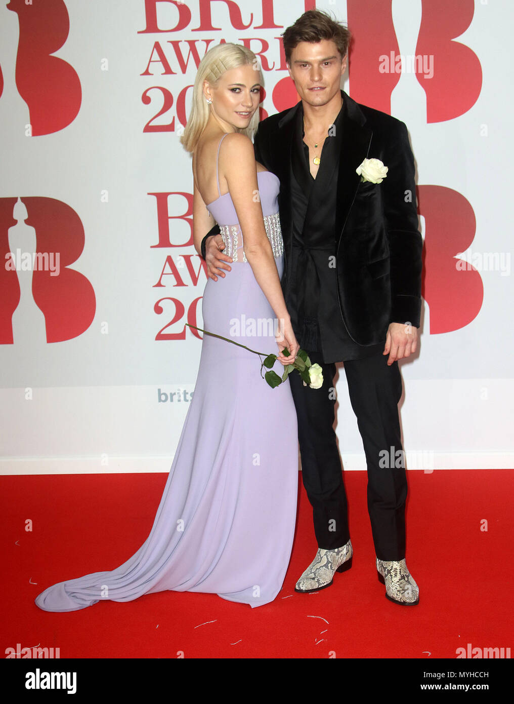 21 févr. 2018 - Pixie Lott et Oliver Cheshire fréquentant les BRITS Awards 2018 à l'O2 Arena de Londres, Angleterre, Royaume-Uni Banque D'Images