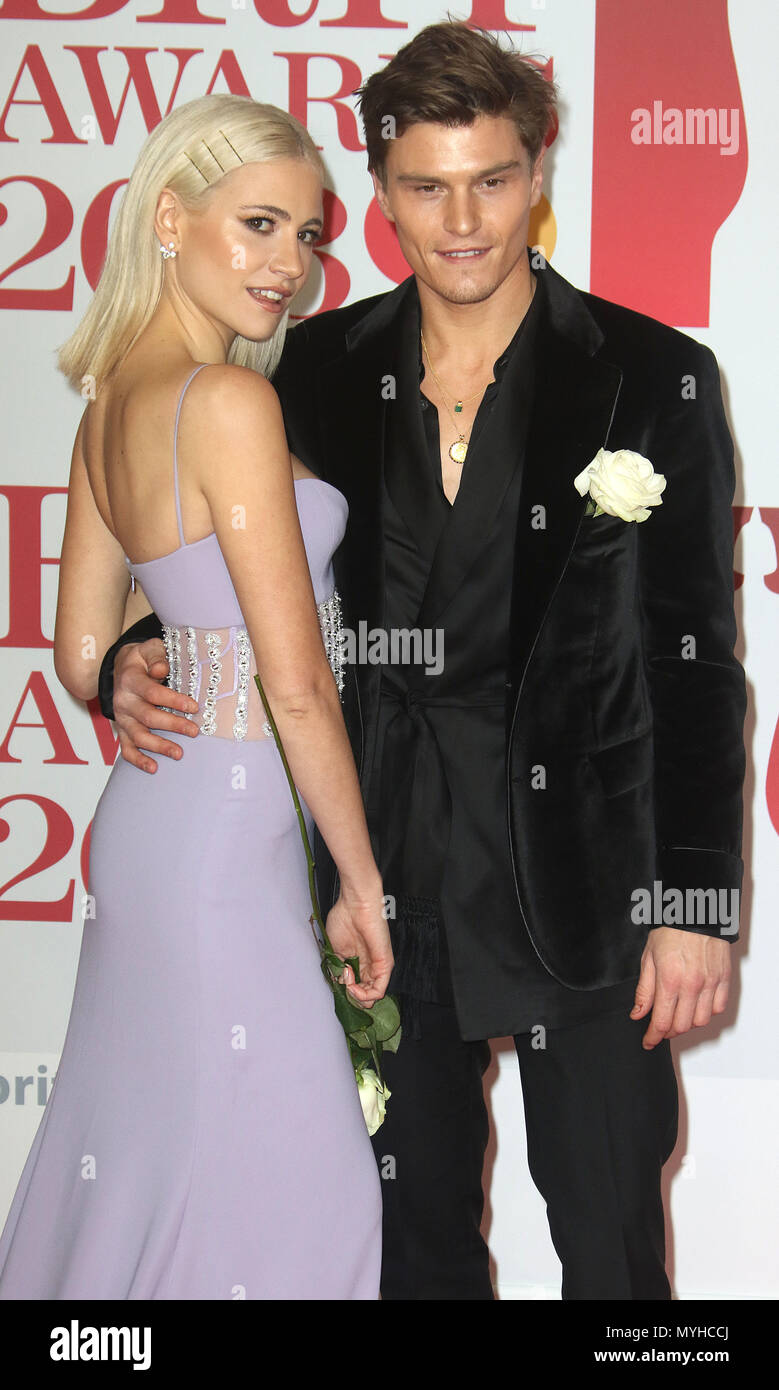 21 févr. 2018 - Pixie Lott et Oliver Cheshire fréquentant les BRITS Awards 2018 à l'O2 Arena de Londres, Angleterre, Royaume-Uni Banque D'Images