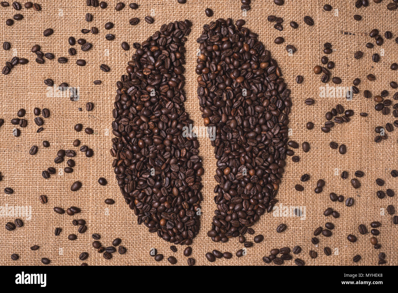 Portrait de café grillé haricots forme vue de dessus sur textile juta Banque D'Images