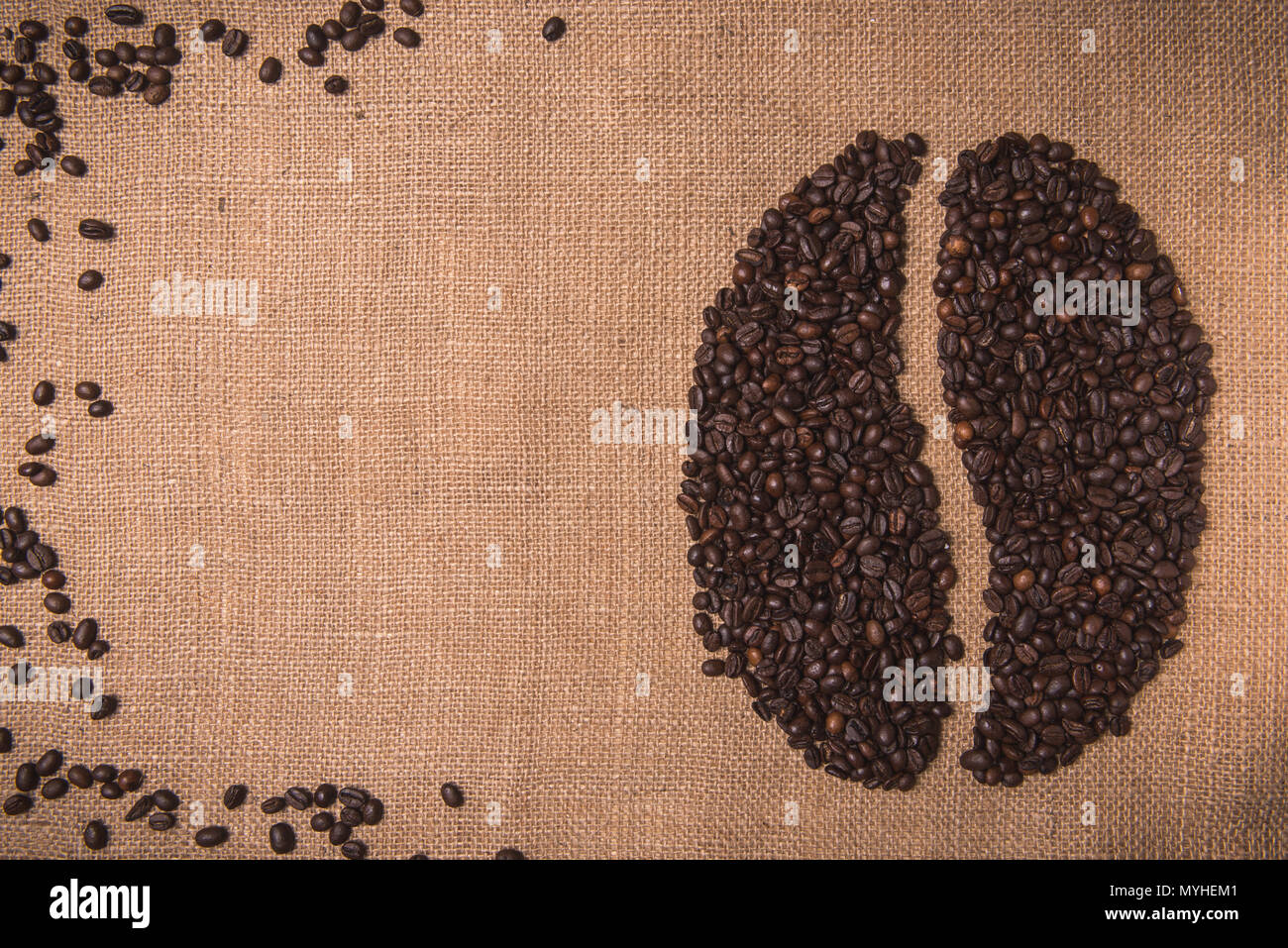 Portrait de café grillé haricots forme vue de dessus sur textile juta Banque D'Images