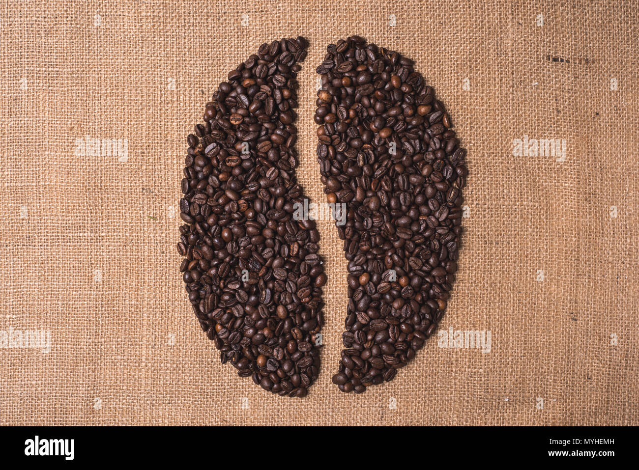 Portrait de café grillé haricots forme vue de dessus sur textile juta Banque D'Images