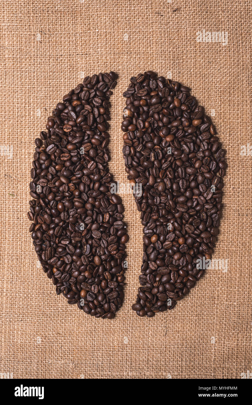 Portrait de café grillé haricots forme vue de dessus sur textile juta Banque D'Images