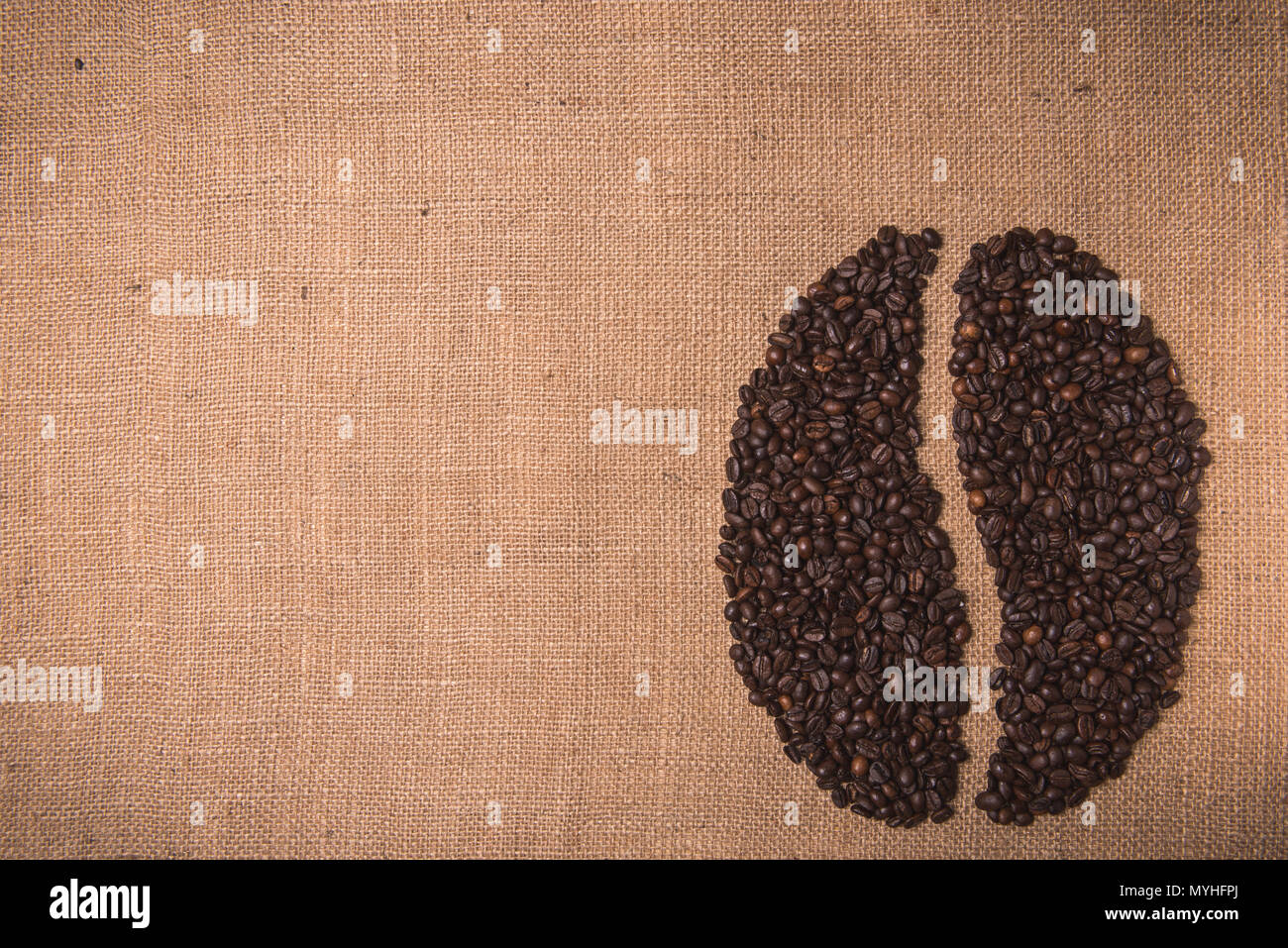 Portrait de café grillé haricots forme vue de dessus sur textile juta Banque D'Images