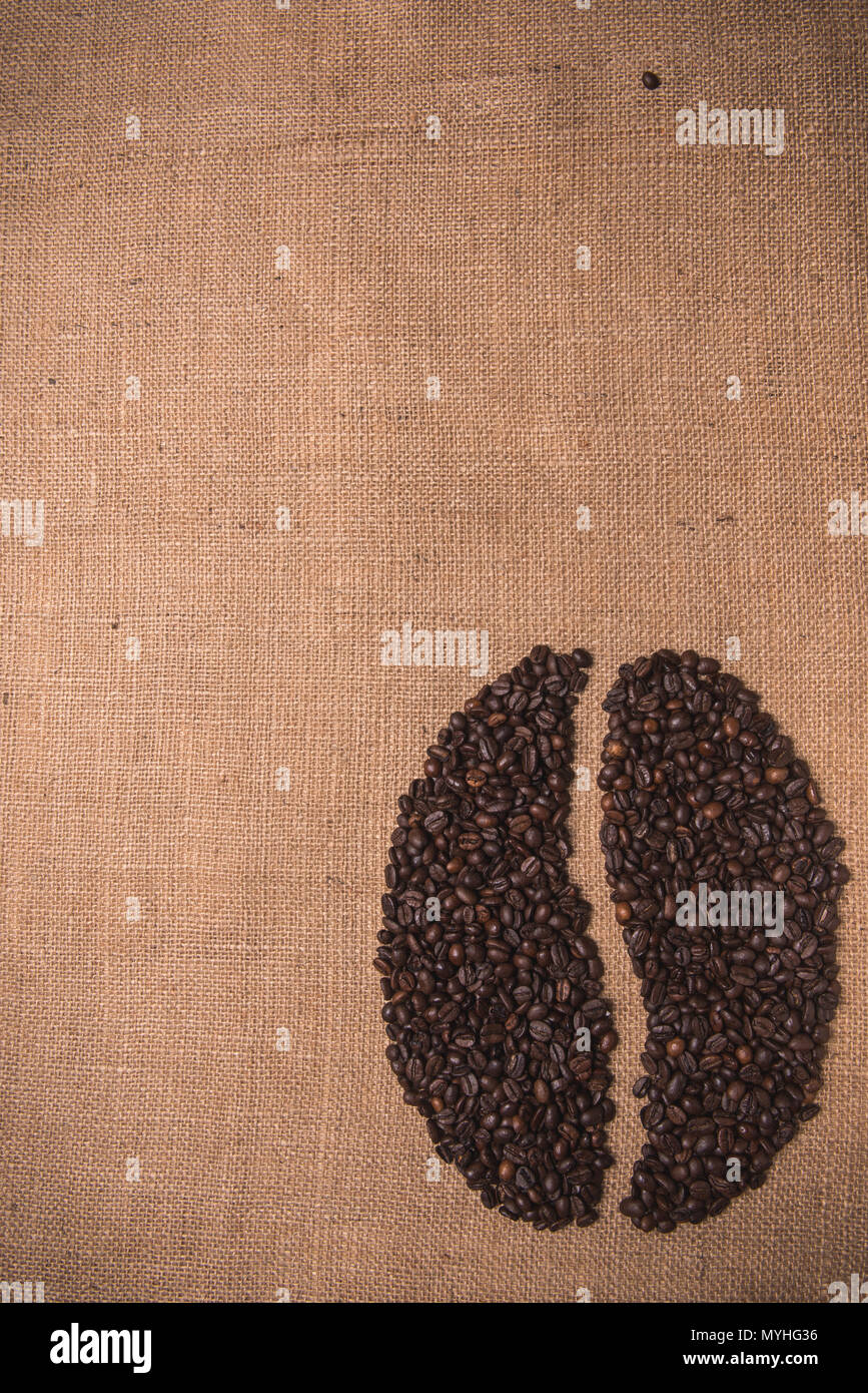 Portrait de café grillé haricots forme vue de dessus sur textile juta Banque D'Images