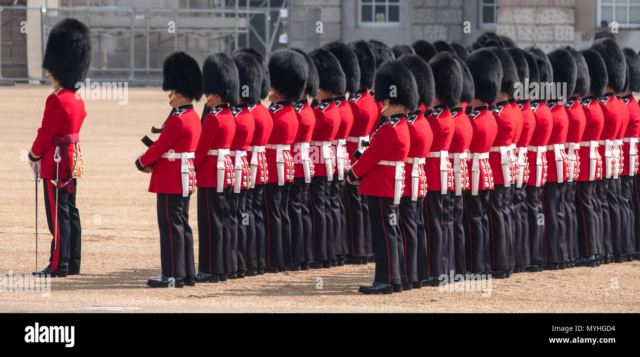 Panorama de la parade la couleur cérémonie militaire, Londres UK, avec  Coldstream Guards dans leur uniforme traditionnel rouge et noir et son  bonnet chapeaux Photo Stock - Alamy