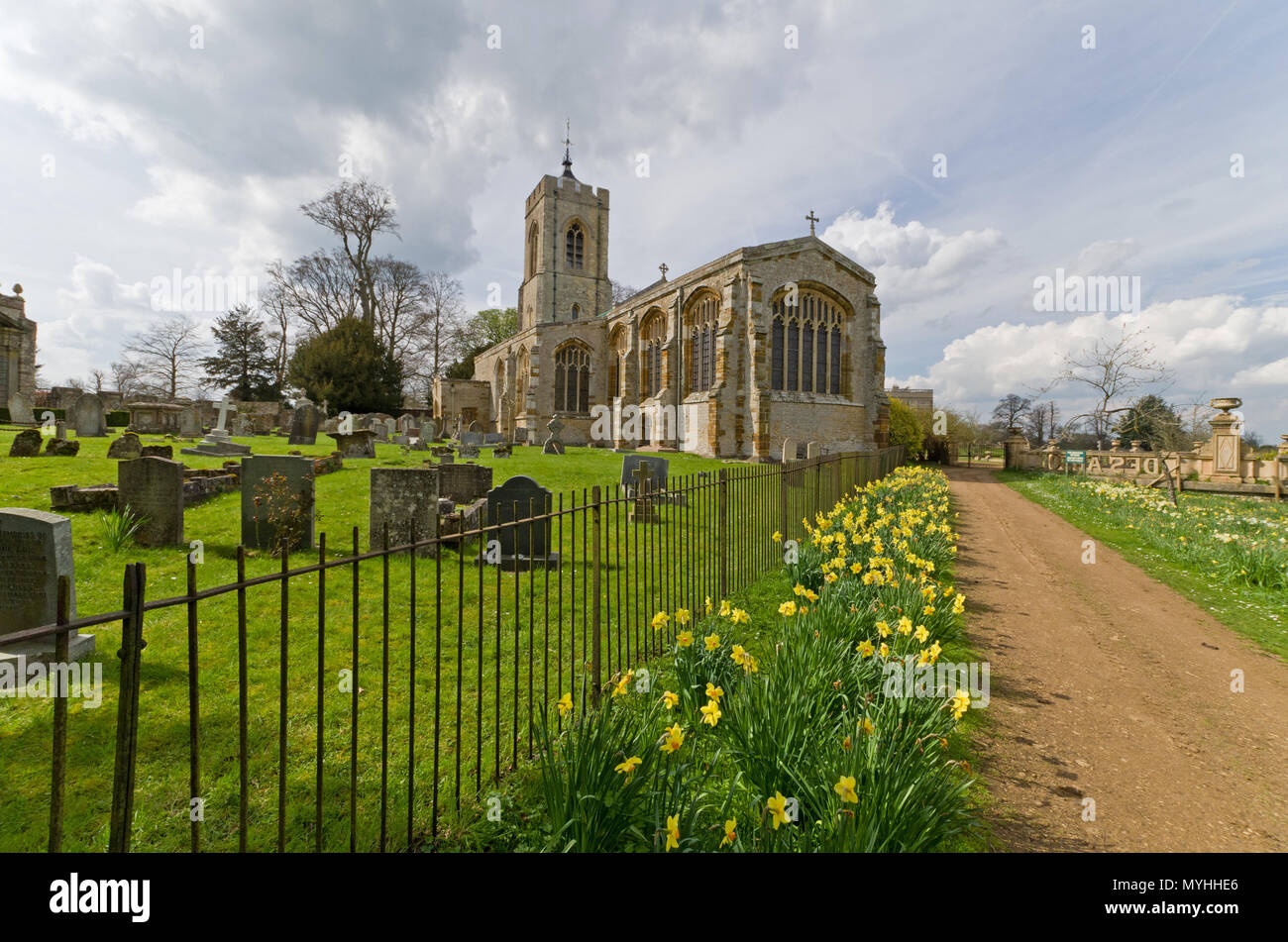 L'église de St Mary Magdalene dans le parc du Château Ashby House, Northamptonshire, Royaume-Uni ; principalement des 14ème et 15ème siècle mais restaurée en 1869. Banque D'Images