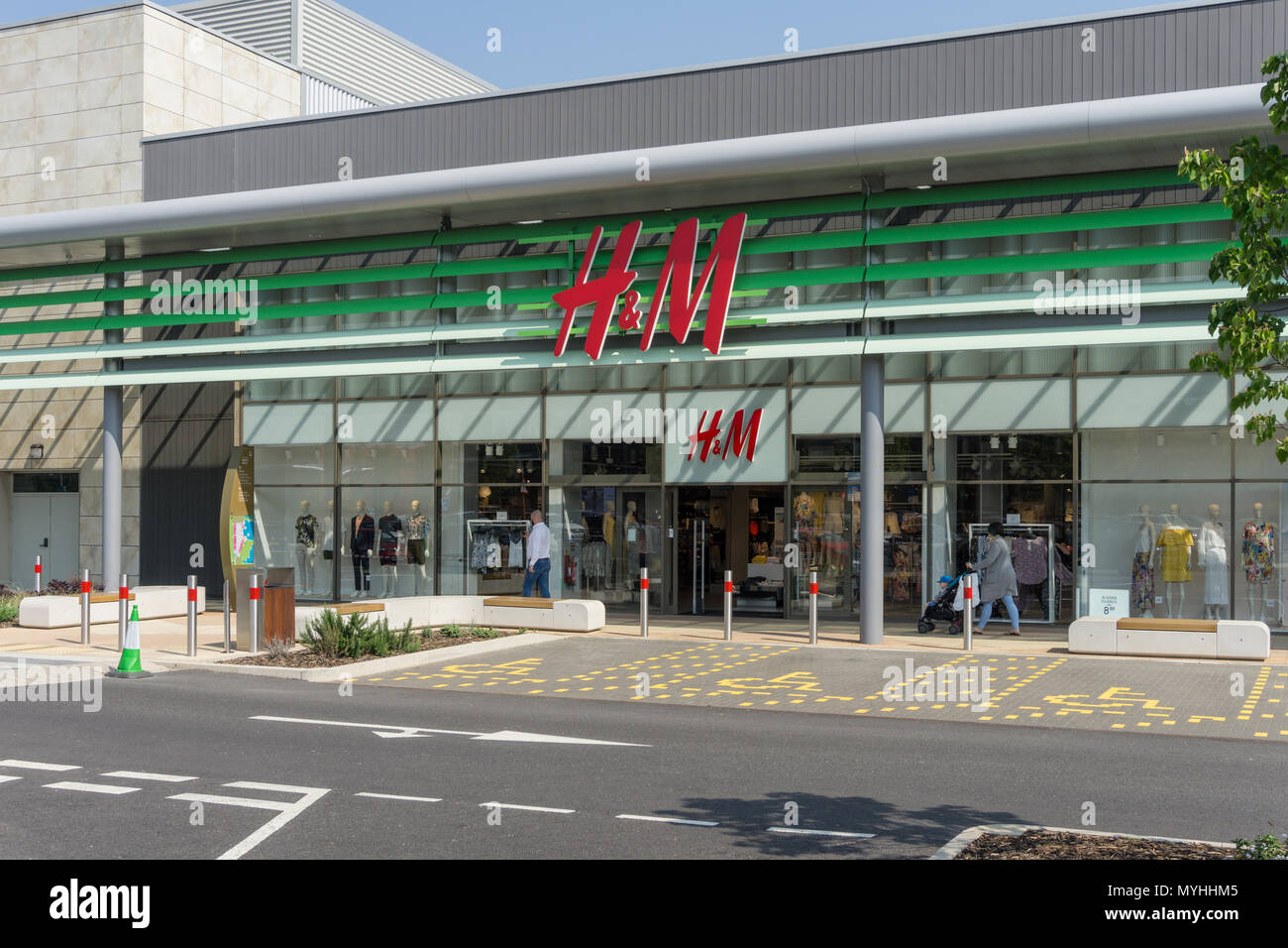 Clothes shop exterior sign h&m Banque de photographies et d'images à haute  résolution - Alamy