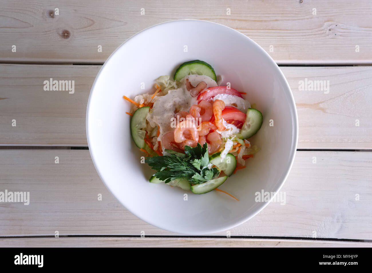 Aux crevettes salade, tomate, concombre et la mayonnaise Banque D'Images